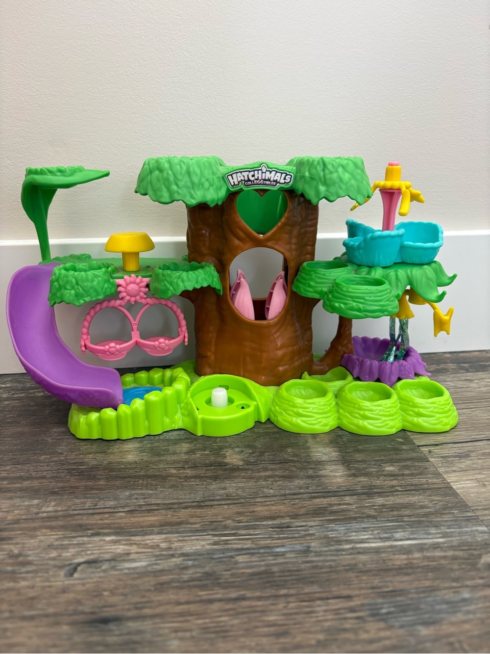 Hatchimals CollEGGtibles Hatchery Nursery Playset